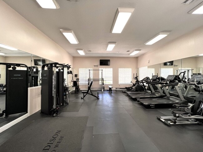 Building Photo - Spacious 1/1 condo!