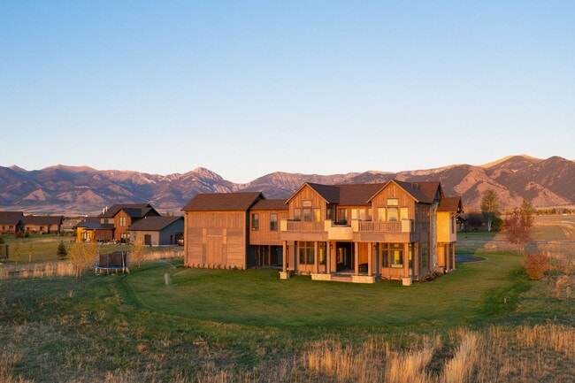 Building Photo - One of a Kind Custom Built Home for Rent in Gallatin Valley!