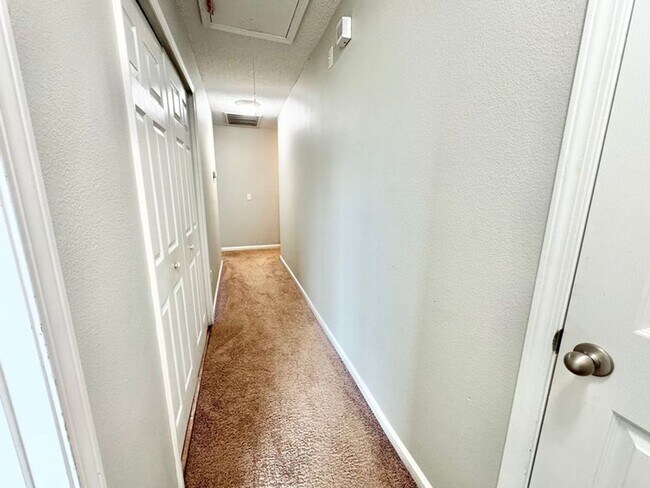 Building Photo - Townhome located in Live Oak!!