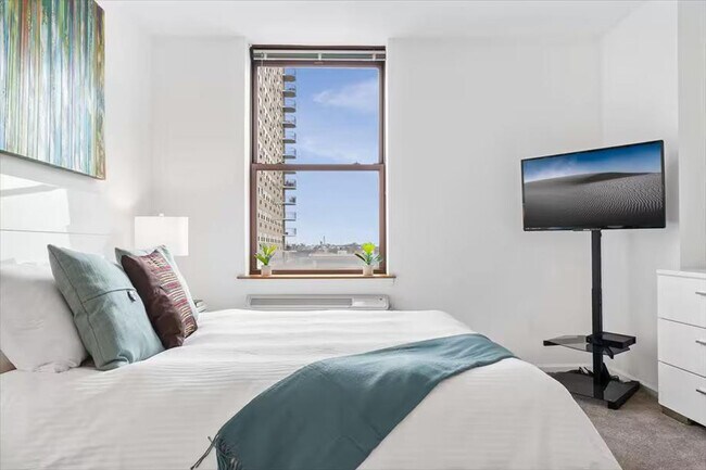 Building Photo - 330 River St