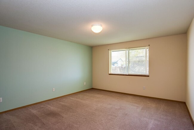Building Photo - Charming 3-Bedroom Home in Redmond: Spacious Yard & Prime Location!