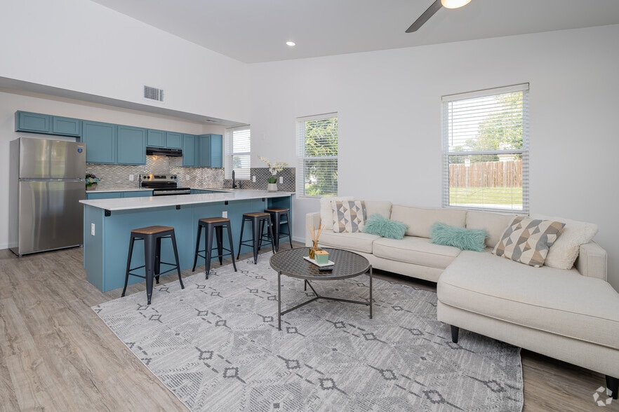 Common Area - Furnished Kitchen And Living Room - 1100-1110 E Hurd St