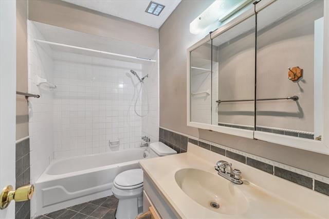 Building Photo - 1006 E Martin Ln