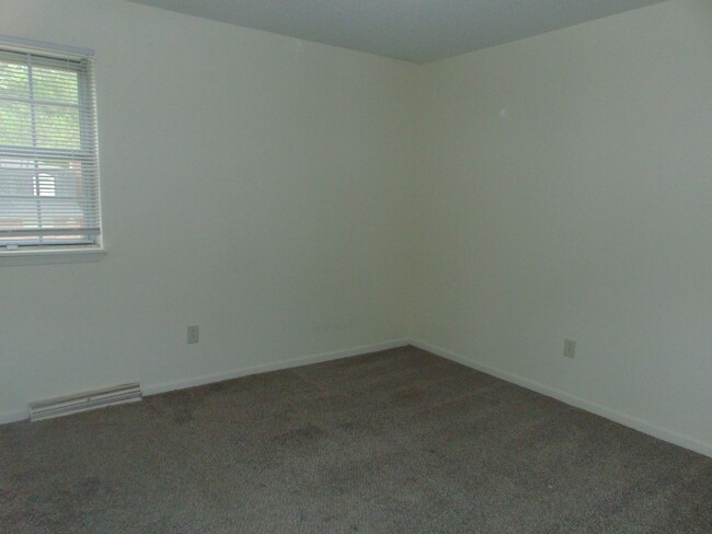 Building Photo - Nice 3 Bedroom 2.5 Bathroom Townhome!
