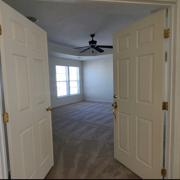 Building Photo - 3123 Sedgewick Dr