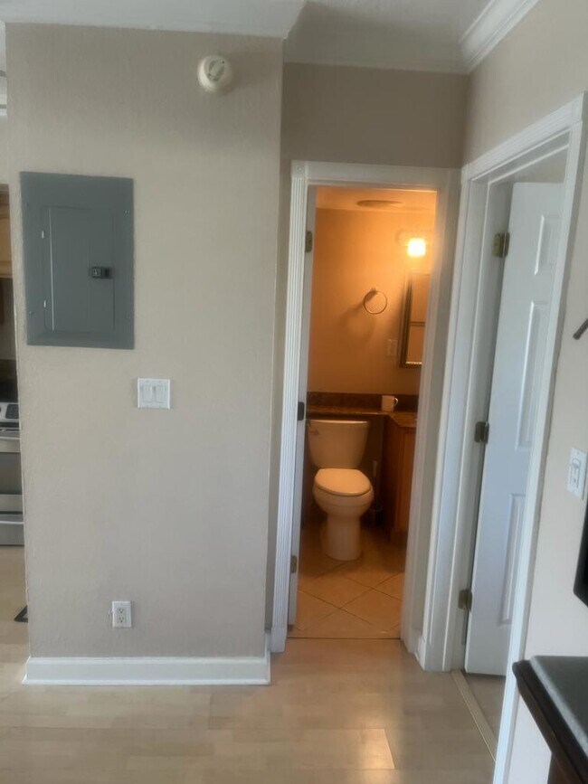 Building Photo - 924 SE 2nd St