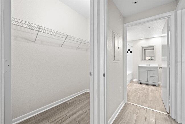 Building Photo - 2402 W Azeele St