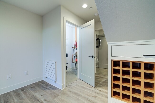 Building Photo - 3Bd/1.5Ba Seattle Townhouse