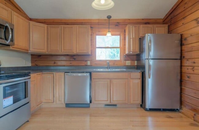 Building Photo - 550 Colhoun| Move In Ready!