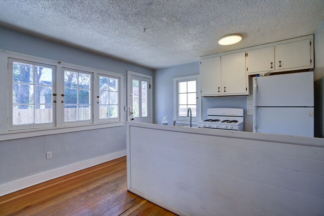 Building Photo - Turn of the Century Bungalow 1 bed, Downto...