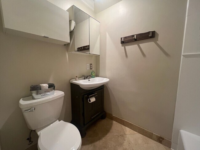 Building Photo - Fabulous 4 Bedroom 3 Bathroom Home with Pr...