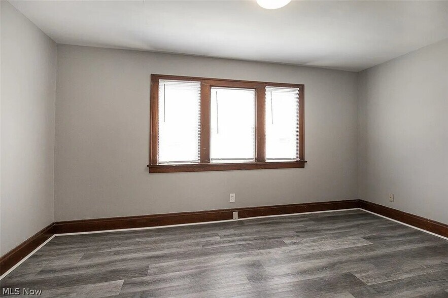 Building Photo - 10203 Greenview Ave