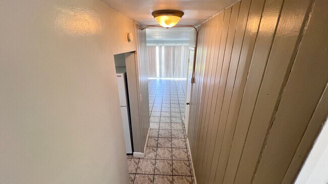 Building Photo - Lovely 2 Bedroom, 1 Bathroom Home in the G...