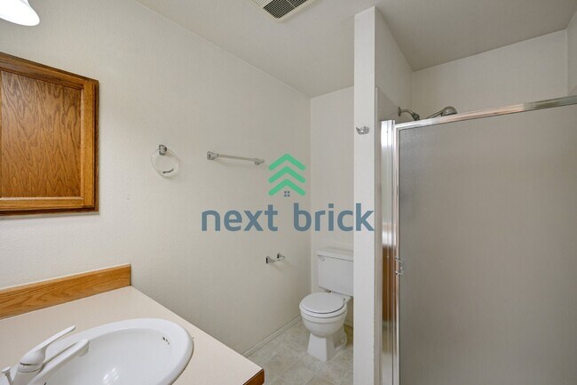 Building Photo - Spacious 4-Bedroom Retreat with 3 Full Baths in the Heart of Redmond – 2,490 Sq Ft of Comfort!