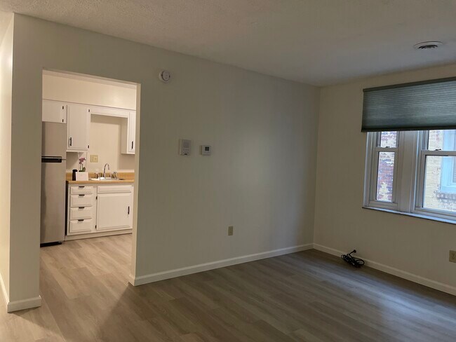 Living room, entrance to kitchen - 5523 Ellsworth Ave