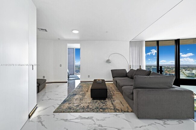Building Photo - 18555 Collins Ave