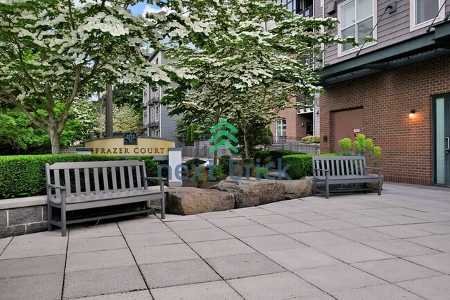Building Photo - "Charming 1-Bedroom Condo in Redmond: Cozy Living with Modern Comfort at 641 Sq Ft!"