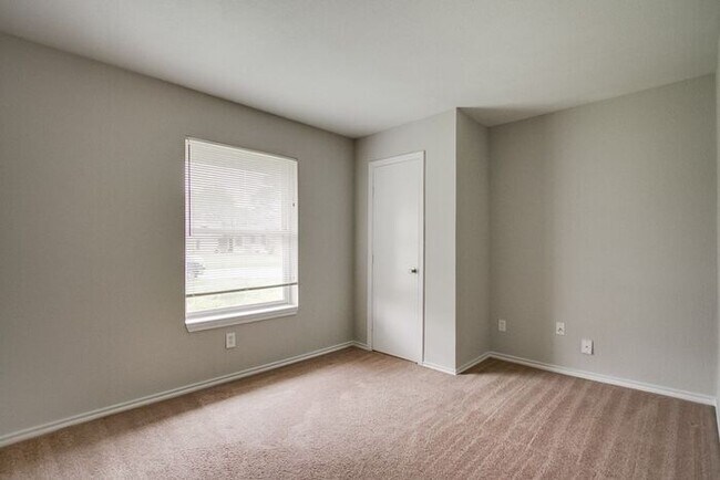 Building Photo - No Application Fees* $500 off 1st month re...