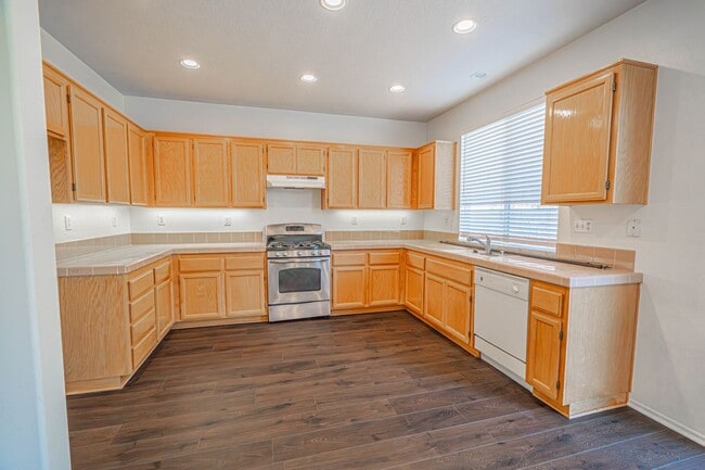 Building Photo - Charming 3-Bedroom Home with a Big Backyar...