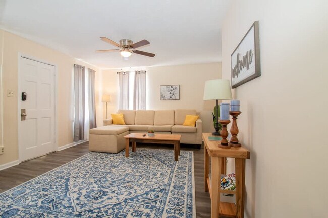 Building Photo - 3912 Crestview Dr