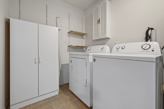 Building Photo - 26070 N Lake Dr