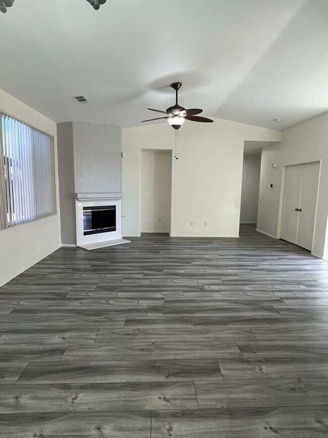 Building Photo - 3 bedroom 2 bath home with large yard available in Adelanto!