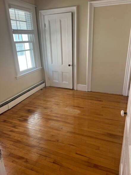Second bedroom with closet - 130 Emery St