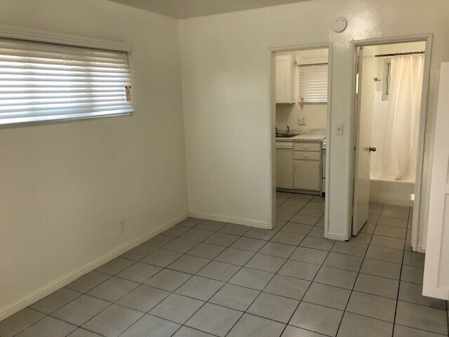 Primary Photo - 818 E Nutwood St