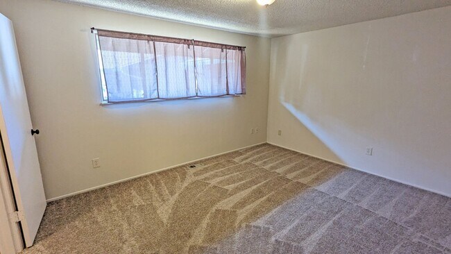Building Photo - 2 bedroom 1 bath duplex