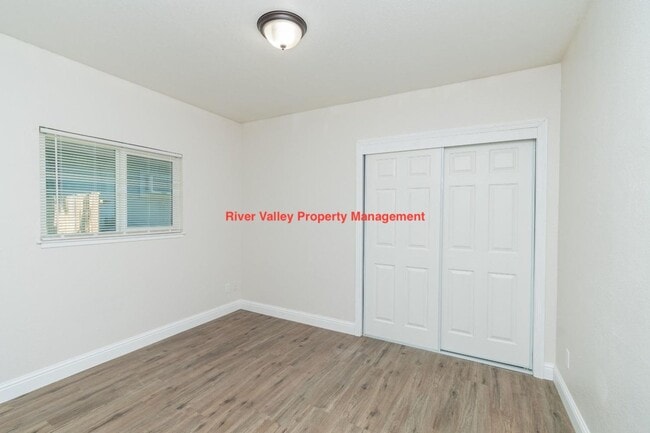 Building Photo - Adorable remodeled Cottage, 3+2, CHA, Garage, fenced yard, close to Christian Brothers High School