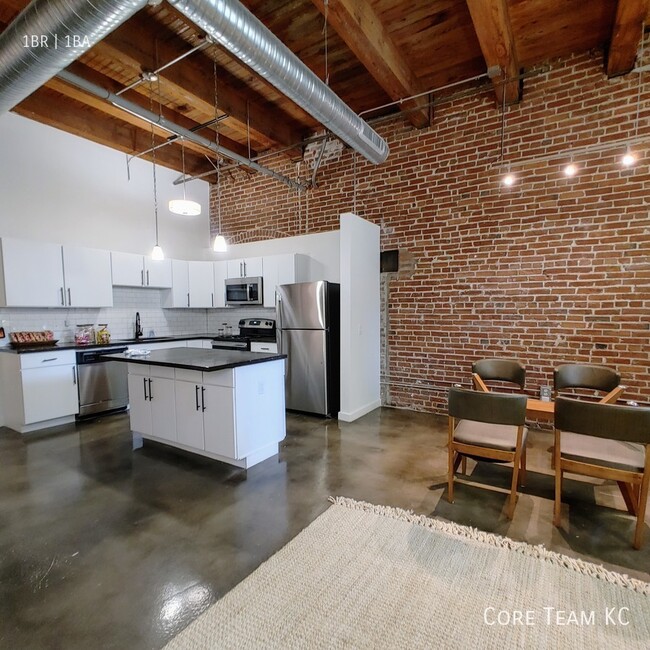 Building Photo - LARGE LOFT IN RIVERMARKET