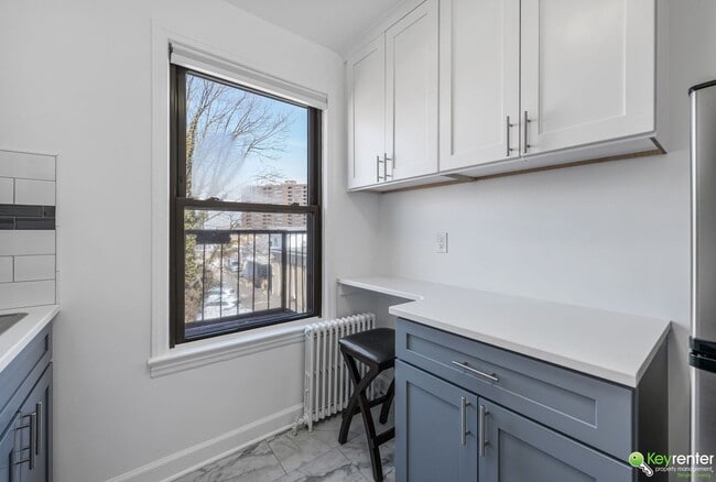 Building Photo - Renovated Studio with easy access to NYC