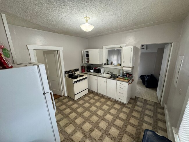 Building Photo - Pre-Leasing for 26/27 School Year