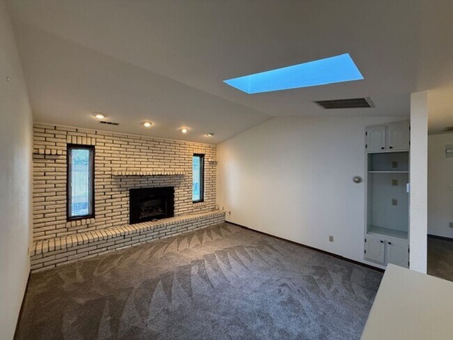 Building Photo - Spacious 3 Bedroom, 2 Bath home in Quality North Bend Neighborhood!