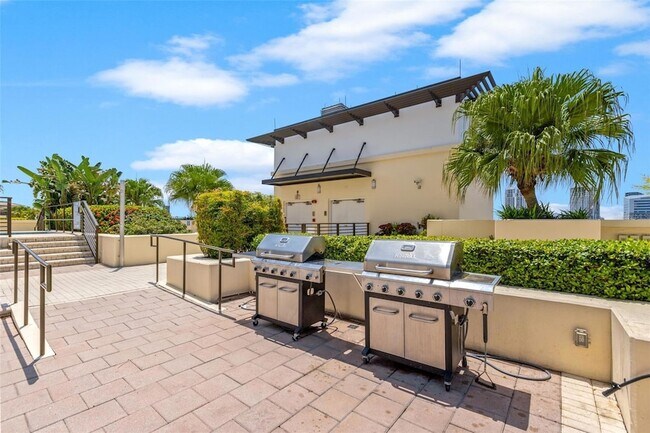 Building Photo - 1120 E Kennedy Blvd