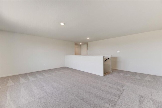 Building Photo - Beautiful 5 Bed 2.5 Bath Home!