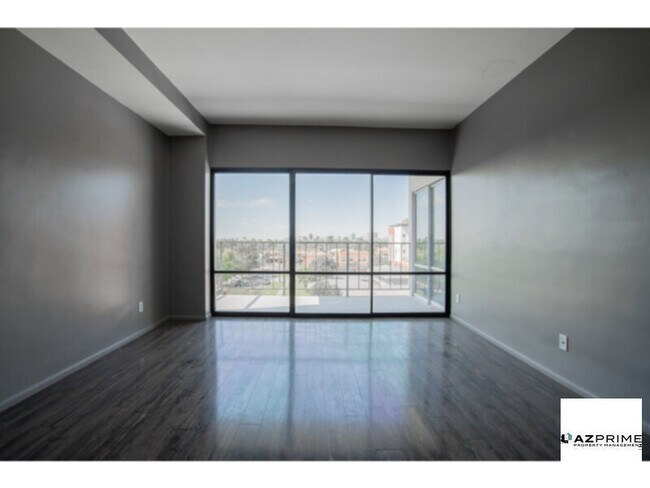 Building Photo - Unique Corner 1/1 Phoenix Condo!