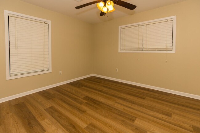 Building Photo - 4 Bed 2.5 bath