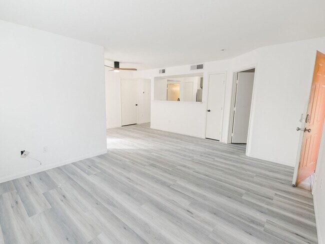 Building Photo - 2 Bedroom, 2 Full Bath Newly Renovated Con...