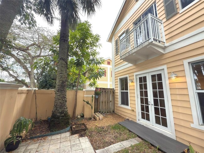 Building Photo - 531 SW 18th Ave