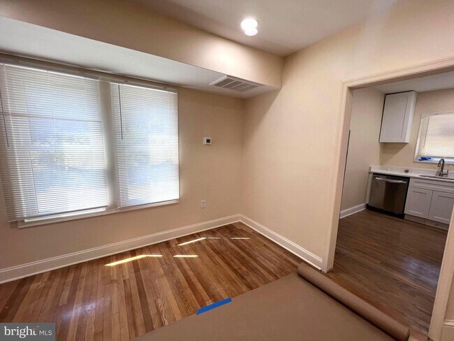 Building Photo - 302 RALEIGH # A St