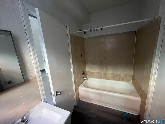 Building Photo - 252 Sisson Ave