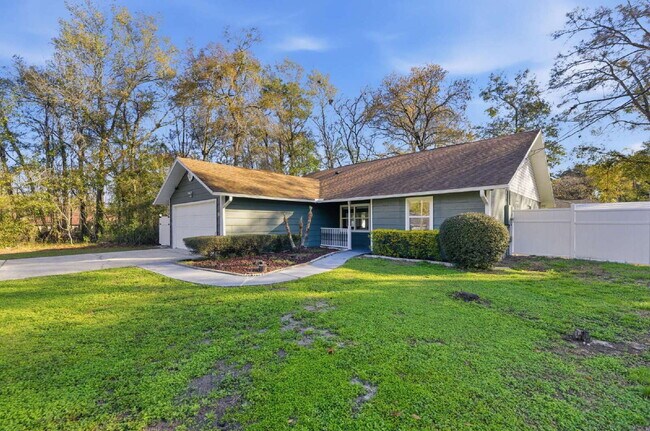 Building Photo - Newly remodeled Lovely 3-bed 2 Bath Home in desirable Location!!