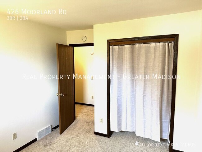 Building Photo - 3 bedroom duplex on Madison's south side w...