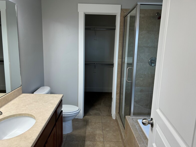 Primary Bathroom - 2773 W Harker View Ln