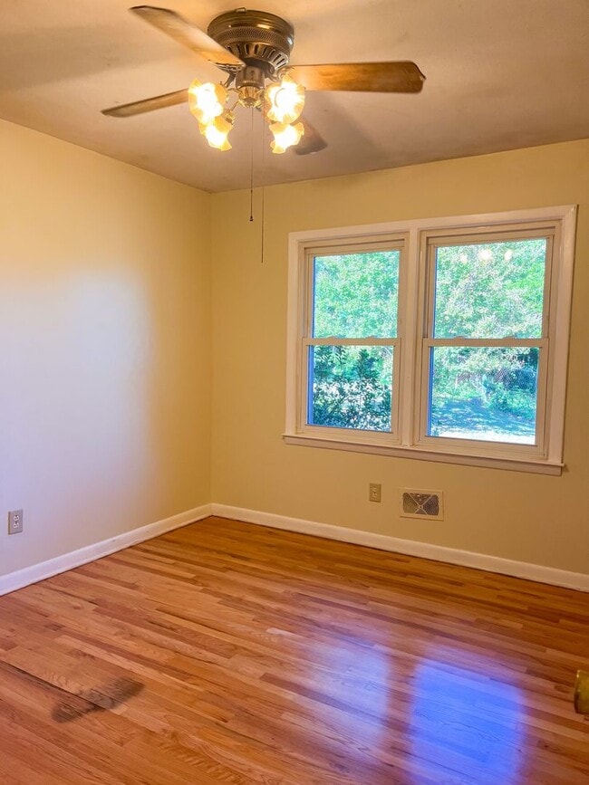 Building Photo - 2117 Clairmont Dr