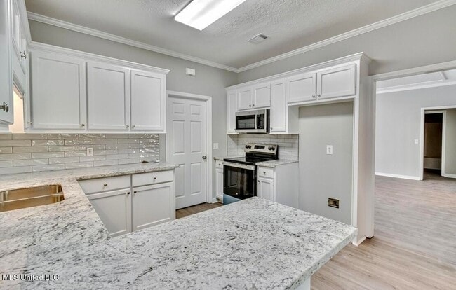 Building Photo - 301 White Oak Dr