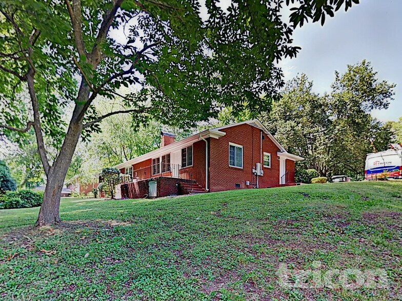 Building Photo - 1122 Paramount Cir