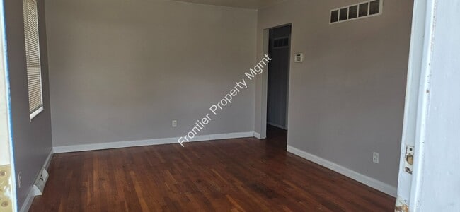 Building Photo - Available NOW! Beautiful/Unique 2 bed 1 ba...