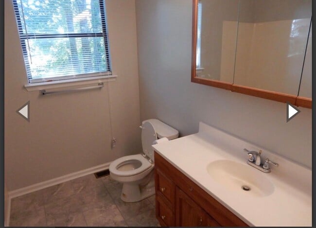 Building Photo - 504 Debbie Dr